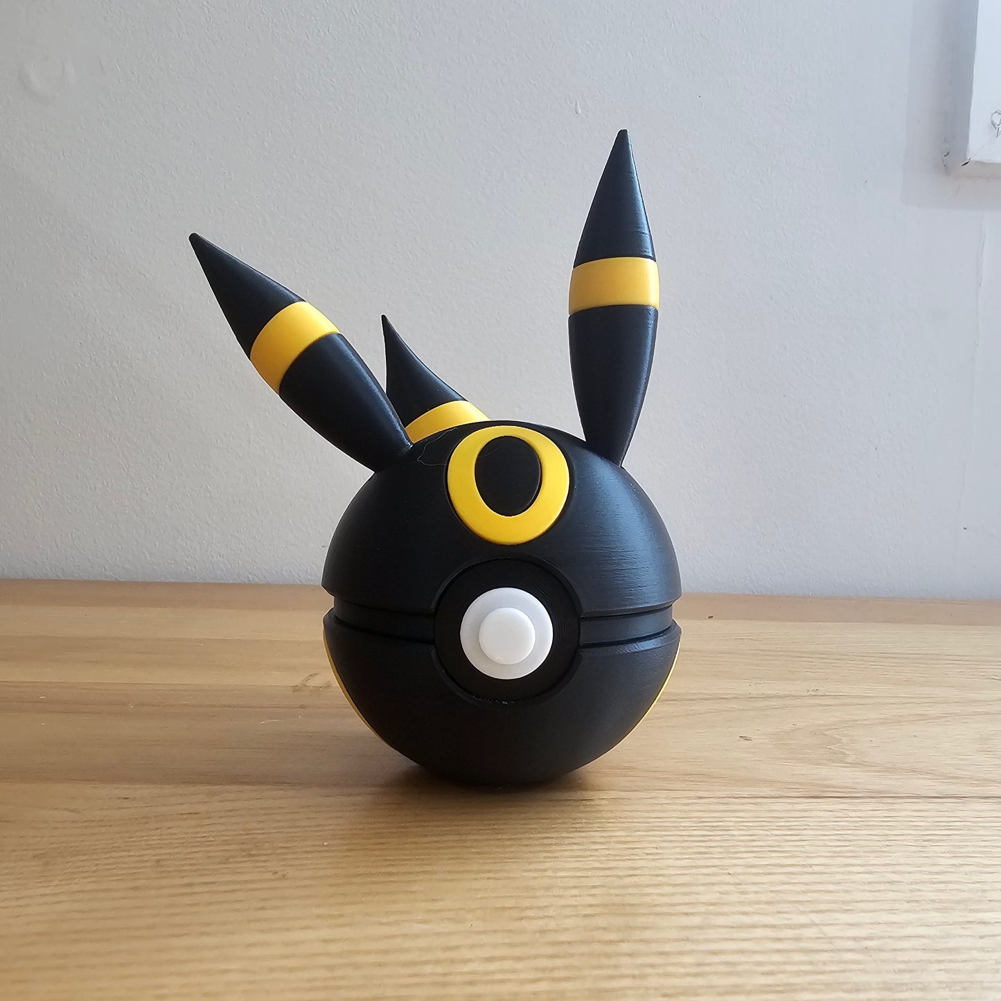 🌙#197 Umbreon Pokéball – 3D Printed Collectible 🌙